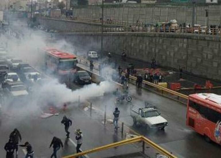 Etirazçılar Tehranda yolu bağladı
