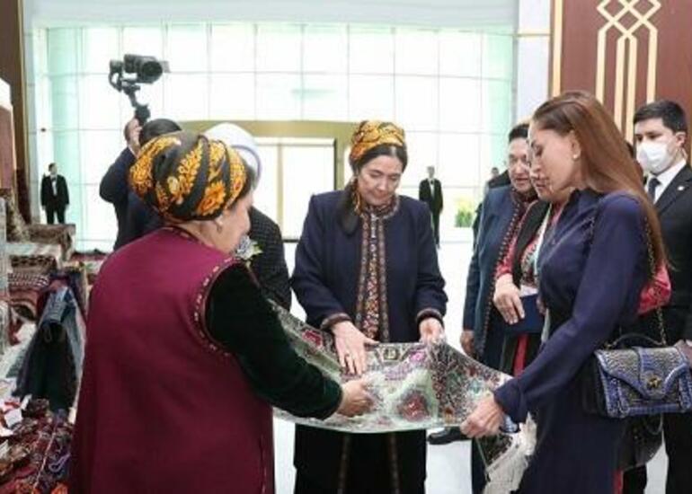 Mehriban Əliyeva Türkmənbaşıda sərgilərlə tanış oldu
