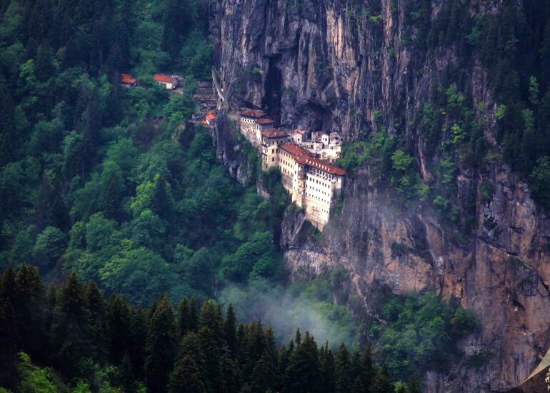 Türkiyənin Qara dəniz bölgəsində əsrarəngiz turizm MƏKANI: Dağın zirvəsində oyulmuş məbəd - Sümela monastırı - FOTO