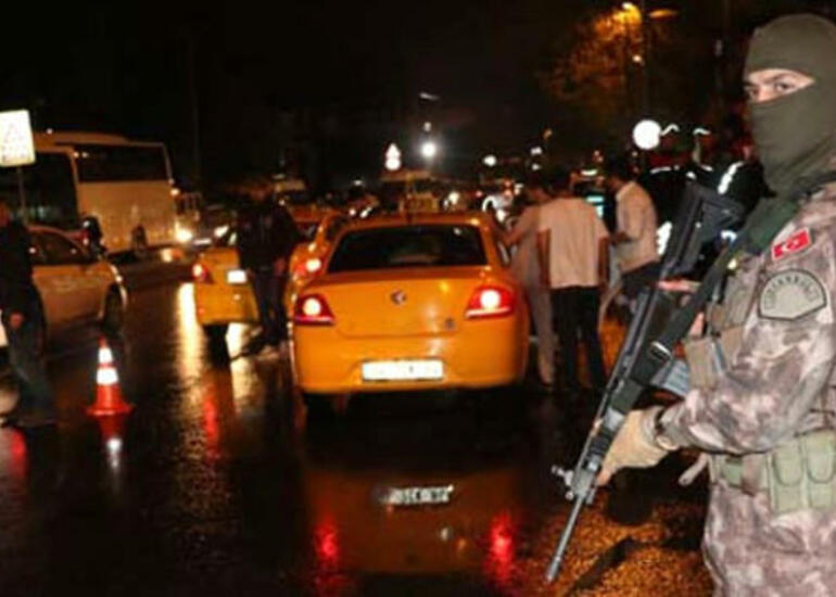 Türkiyədə polis maşını partladıldı: xəsarət alanlar var