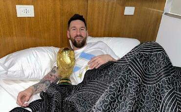 Messi dünya kuboku ilə yatdı - Foto