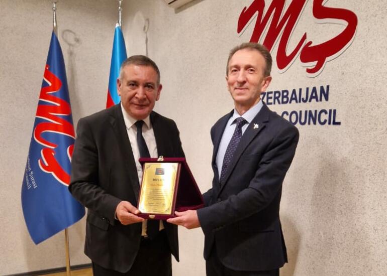 Mətbuat Şurası professor Elçin Əhmədovu təltif edib