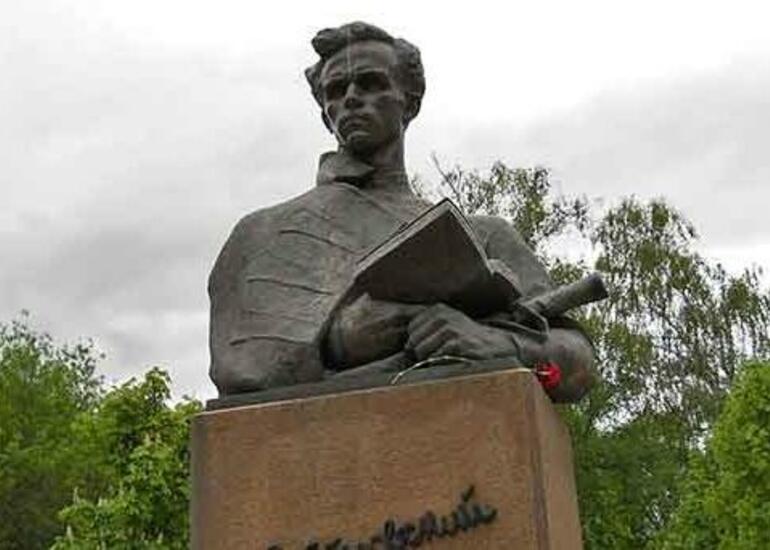 Xarkovda Ostrovskinin abidəsi söküldü