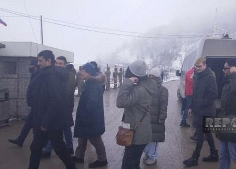 Xarici jurnalistlər aksiyanı işıqlandırır - Foto