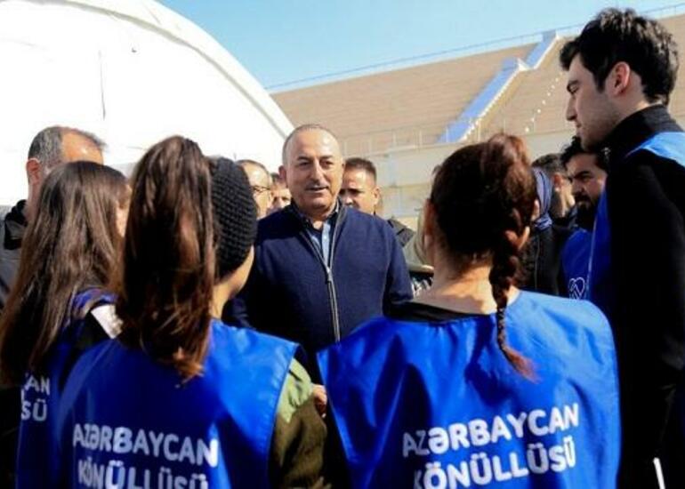 Çavuşoğlu Azərbaycan könüllüləri ilə görüşdü