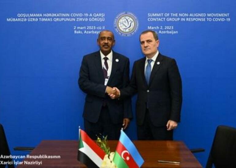 Ceyhun Bayramov sudanlı həmkarı ilə görüşdü