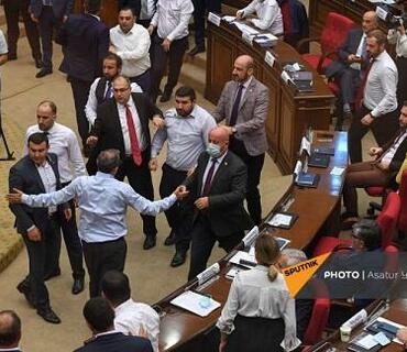 Saakyan parlamentdə Nikolun deputatını döydü