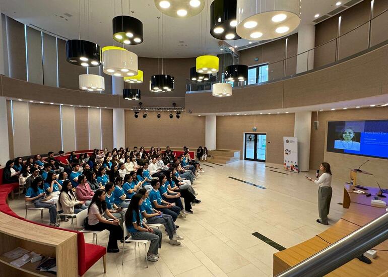 “MEDİAlab” layihəsi çərçivəsində ali təhsil müəssisələrinin tələbələri üçün seminar keçirilib
