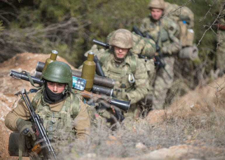 Türk əsgərlər PKK-nın mağarasına girdi