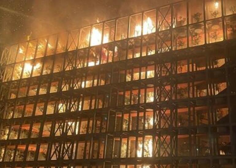 İzmirdə yaşayış kompleksi yandı: yaralılar var