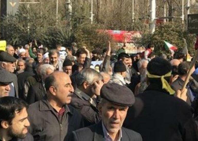 Təbrizlilər Rəisinin yolunu kəsdi, kortej istiqaməti dəyişdi