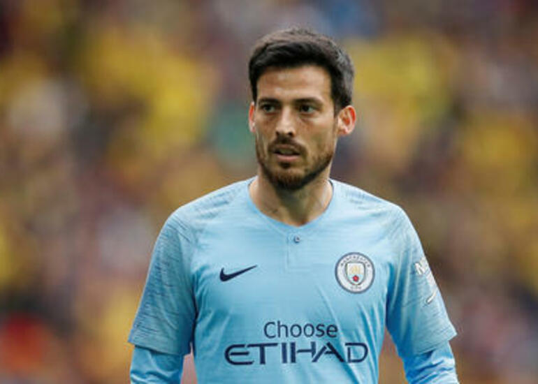 Məşhur futbolçu karyerasını bitirdi