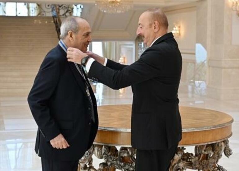 İlham Əliyev Rasim Balayevə orden təqdim etdi - Foto