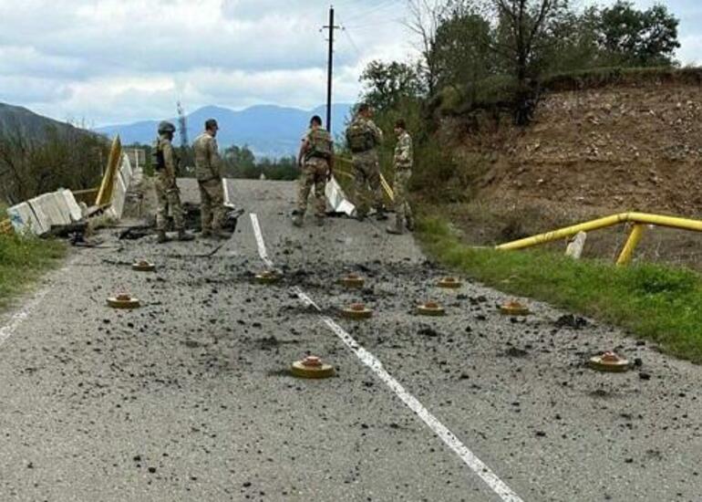 Ağdərədən çıxan ermənilər yolu minaladı - Foto