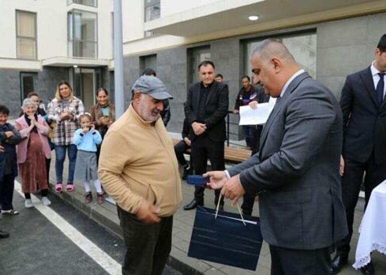 Füzuliyə köçən 22 ailə mənzillərin açarlarını təhvil aldı