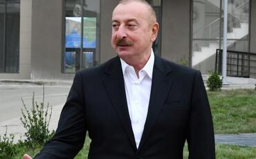 Prezident Füzuliyə köçmüş sakinlərlə görüşdü