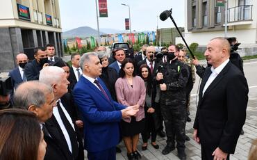 Prezident Füzuliyə köçmüş sakinlərlə görüşdü
