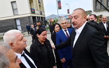 Prezident Füzuliyə köçmüş sakinlərlə görüşdü
