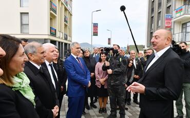 Prezident Füzuliyə köçmüş sakinlərlə görüşdü