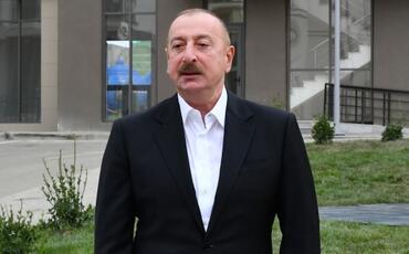 Prezident Füzuliyə köçmüş sakinlərlə görüşdü