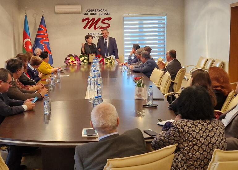 Mətbuat Şurasında “Şöhrət” ordenli jurnalist Flora Xəlilzadənin 70 illiyinə həsr olunmuş toplantı keçirilib