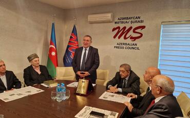 Mətbuat Şurasında veteran jurnalist Adil İrşadoğlunun 70 illik yubileyi qeyd edilib