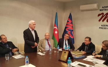 Mətbuat Şurasında veteran jurnalist Adil İrşadoğlunun 70 illik yubileyi qeyd edilib