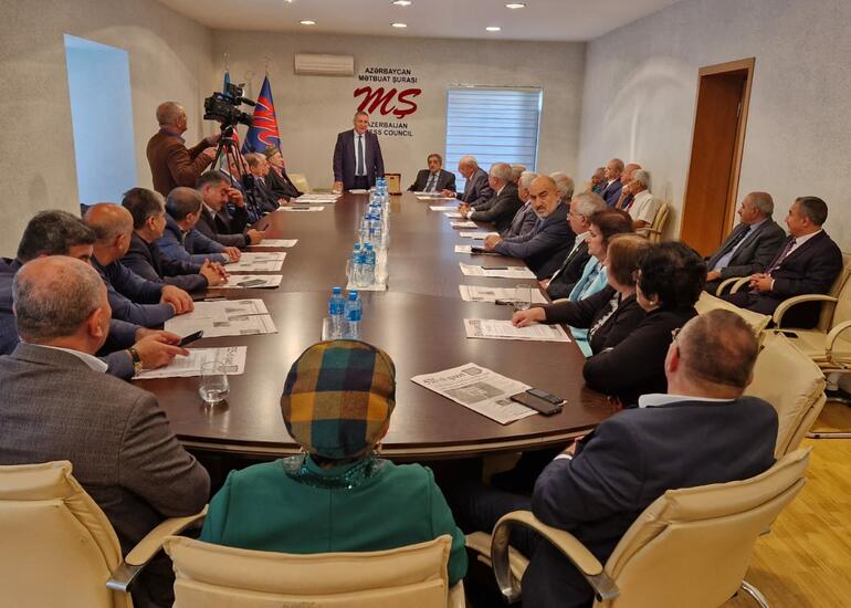 Mətbuat Şurasında veteran jurnalist Adil İrşadoğlunun 70 illik yubileyi qeyd edilib