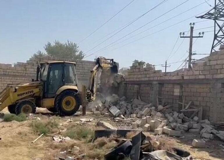 Gədəbəydə qanunsuz tikili söküldü