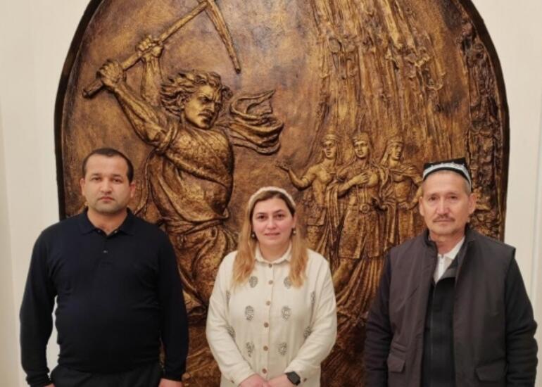 Özbəkistanlı alimlər Ədəbiyyat muzeyində olublar
