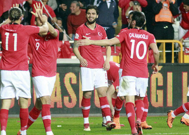 Türkiyə yığmasını aparan təyyarə təcili eniş etdi