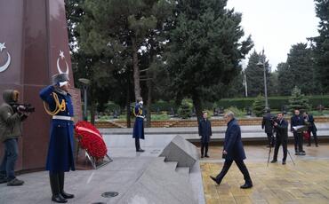 Hakan Fidan Heydər Əliyevin məzarını ziyarət etdi - Foto