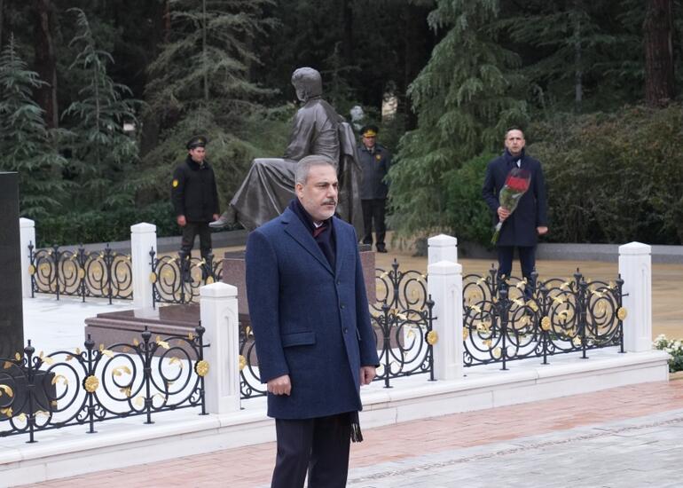 Hakan Fidan Heydər Əliyevin məzarını ziyarət etdi - Foto