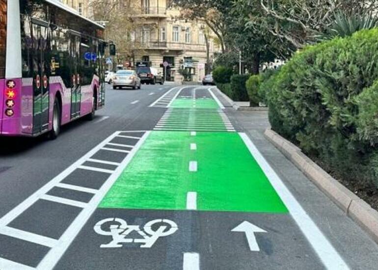 Bakıda yol kəsişmələrində yaşıl boya çəkilir