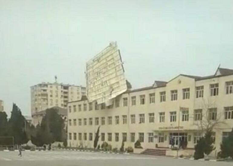 Güclü külək bir sıra məktəbə ziyan vurdu