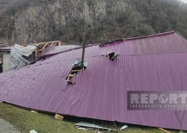 Qaxda güclü külək məktəbin dam örtüyünü uçurdu
