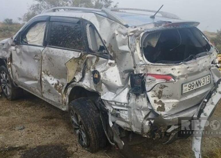 Bakıda maşın məscidin hasarına çırpıldı: 1 ölü, 3 yaralı