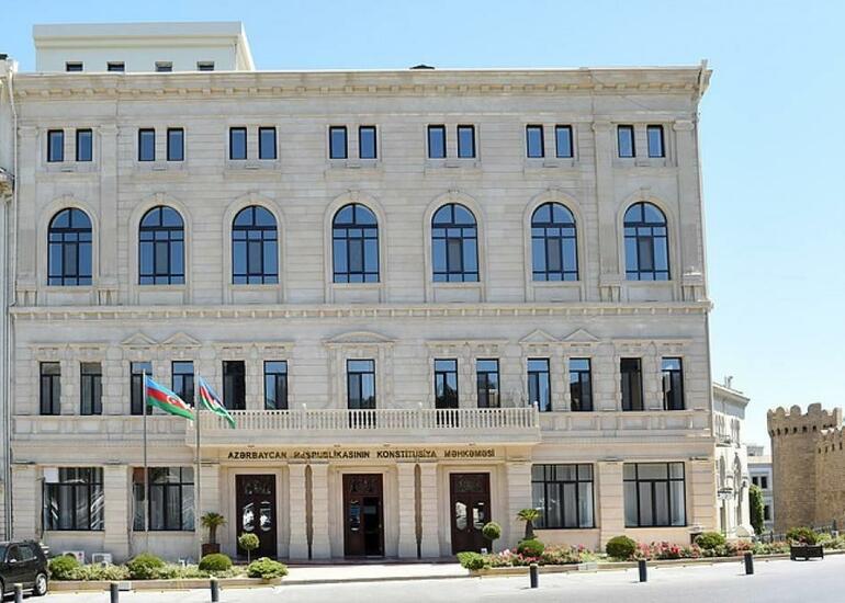 Yetkinlik yaşına çatmayan şəxs ölkəni necə tərk edə bilər?