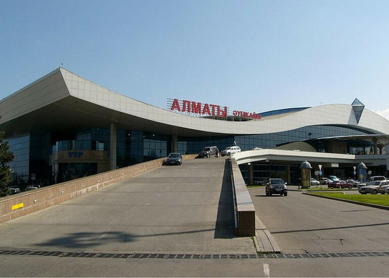 Almatı hava limanı uçuşları təxirə salır