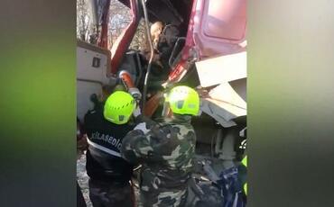 İki yük maşını toqquşdu: Sürücülər belə xilas edildi - Video