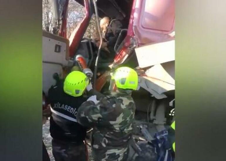 İki yük maşını toqquşdu: Sürücülər belə xilas edildi - Video
