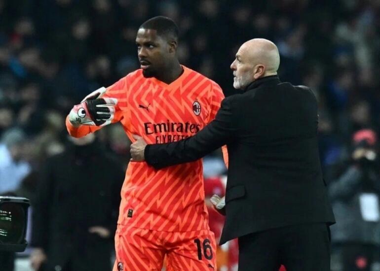 "Milan" maaşının artırılmasını istəyən qapıçını satmaq istəyir