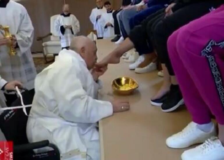 Papa məhbus qadınların ayaqlarını yuyub, öpdü