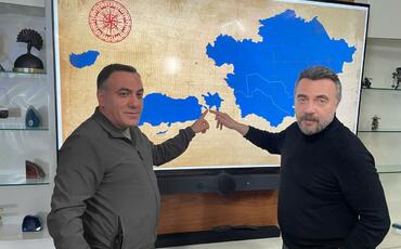 Oktay Kaynarca Emin Həsənli ilə bir arada