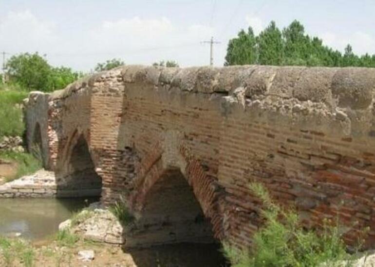 Güneydə 400 illik tarixi abidə dağılır