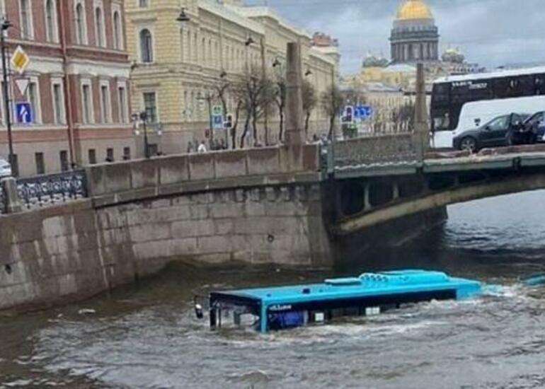 Sərnişin avtobusu çaya düşdü: ölənlər var