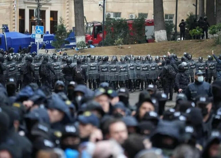 Tbilisidə etirazçılarla polis arasında qarşıdurma baş verib