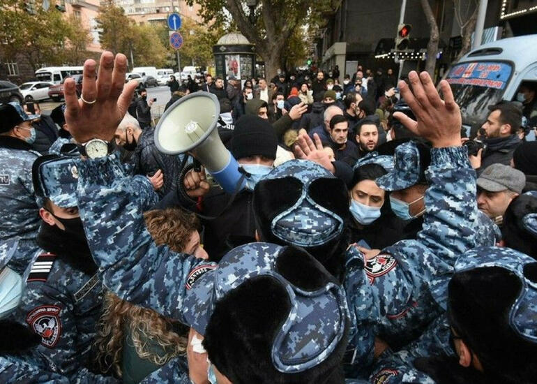 Ermənistandakı kütləvi etiraz aksiyalarında həbs olunanlar var
