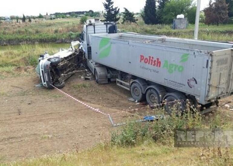Yük maşını ilə mikroavtobus toqquşdu: ölən var