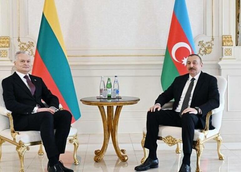 Prezident Nausedanı təbrik etdi